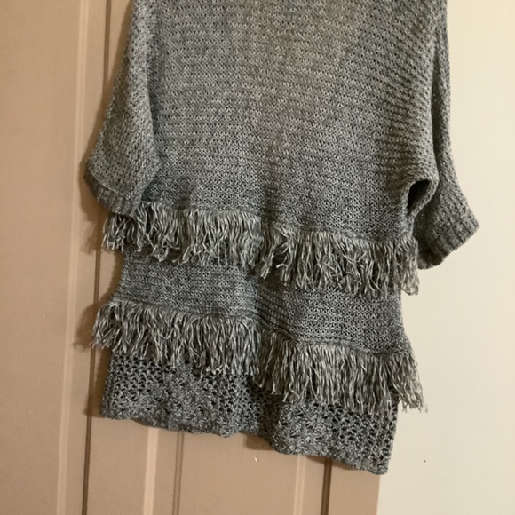 Ladies short sleeve sweater with fringe trim. Peck & Peck - Picture 4 of 4